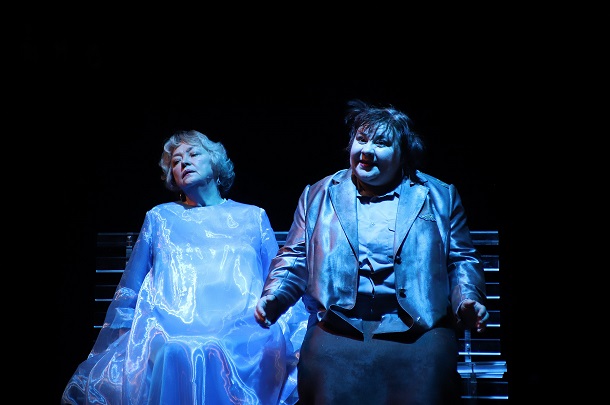 Dve-teti-na-skameike