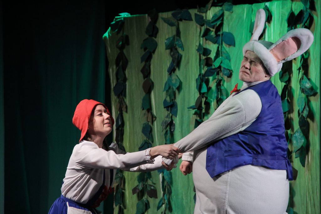 красная и заяц1