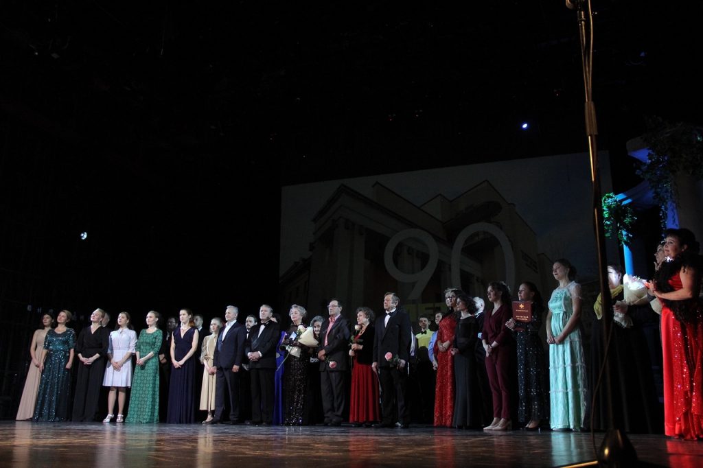 коллектив на сцене