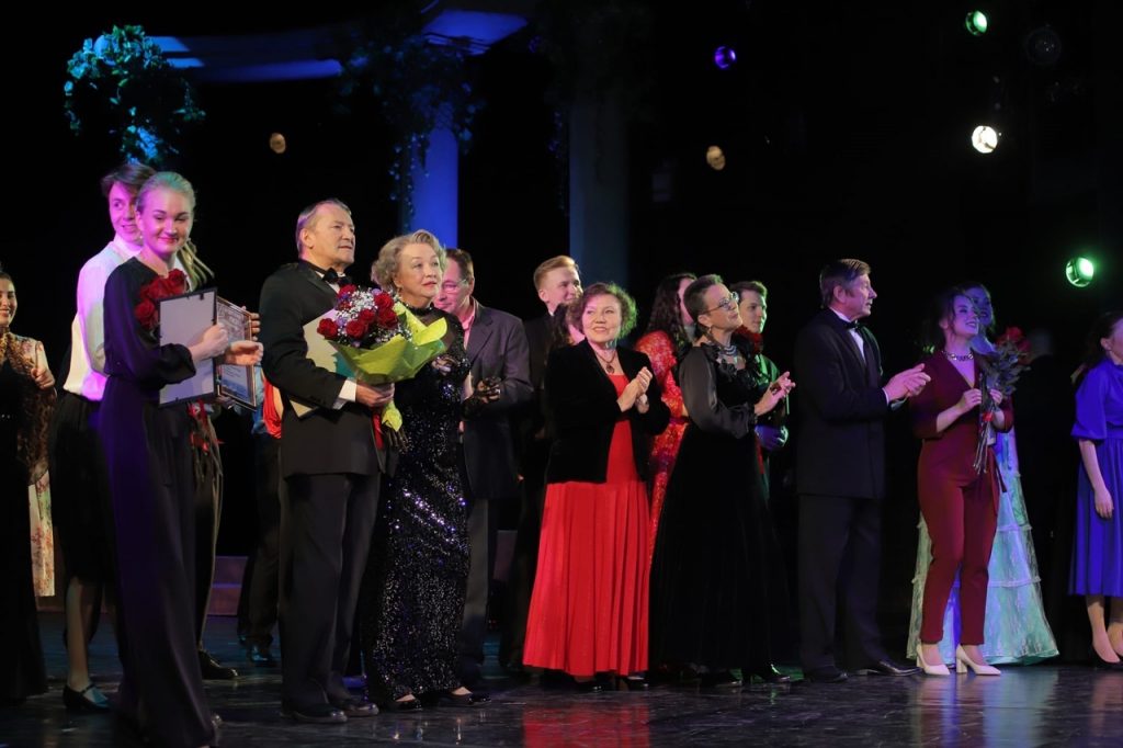 коллектив с цветами