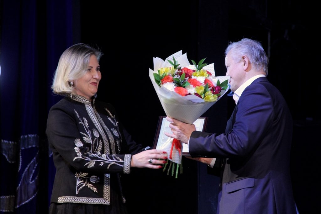 хозяинова и директор