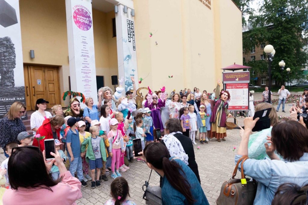 со зрителями