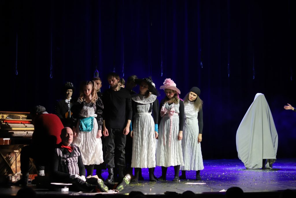 Режиссерский дебют (спектакль Яма)