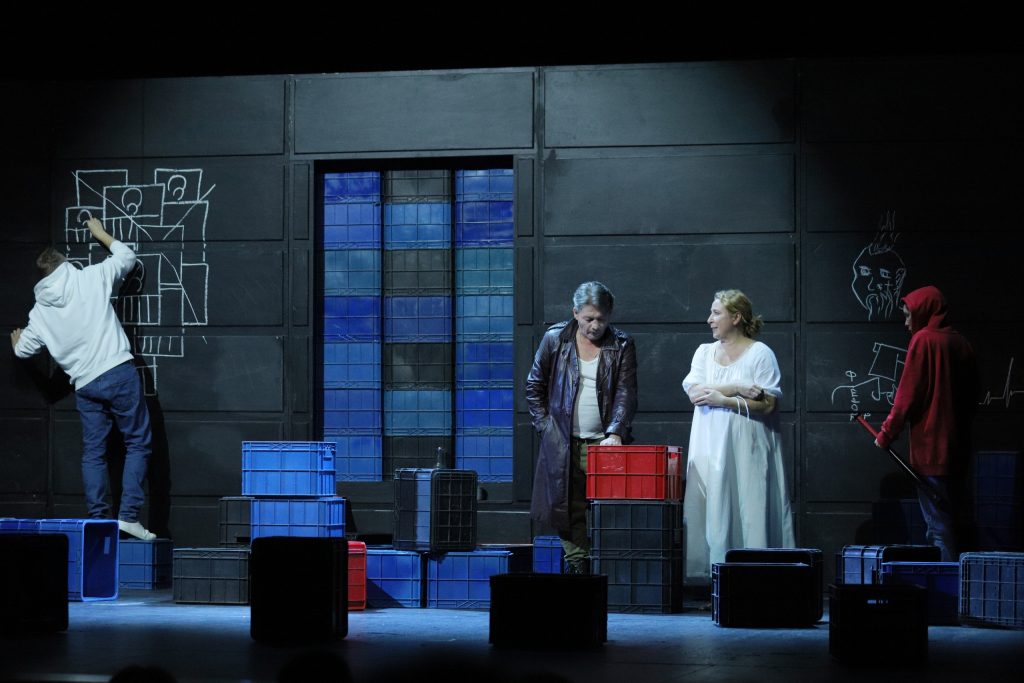 лучшая сценография (спектакль Кроткая)